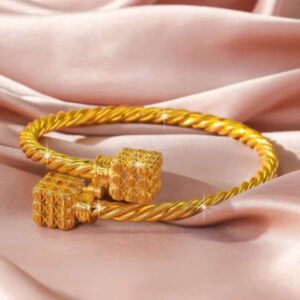 أساور بتصميم يعتمد على شكل المكعب